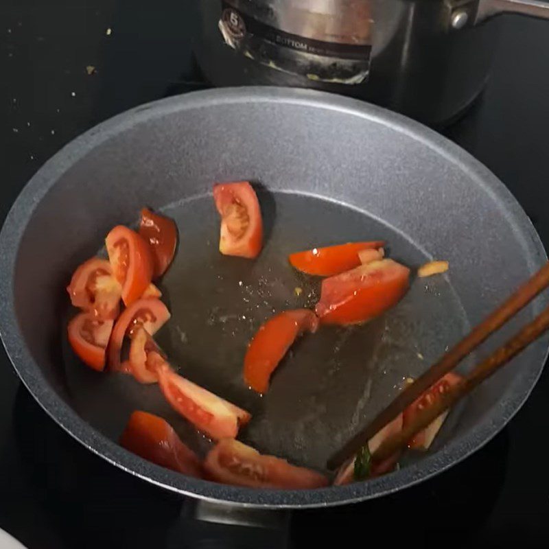 Step 2 Sauté the crab and tomatoes for Sweet and Sour Soup