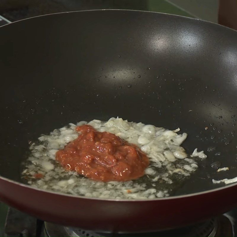 Step 3 Sauté the sauce for straw mushrooms