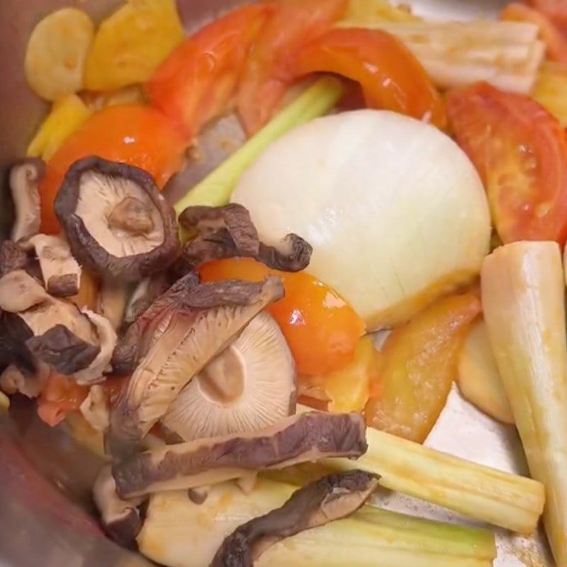 Step 3 Stir-fry the ingredients for vegetarian bánh canh (Recipe shared by Tiktok Green Vegetarian Kitchen)