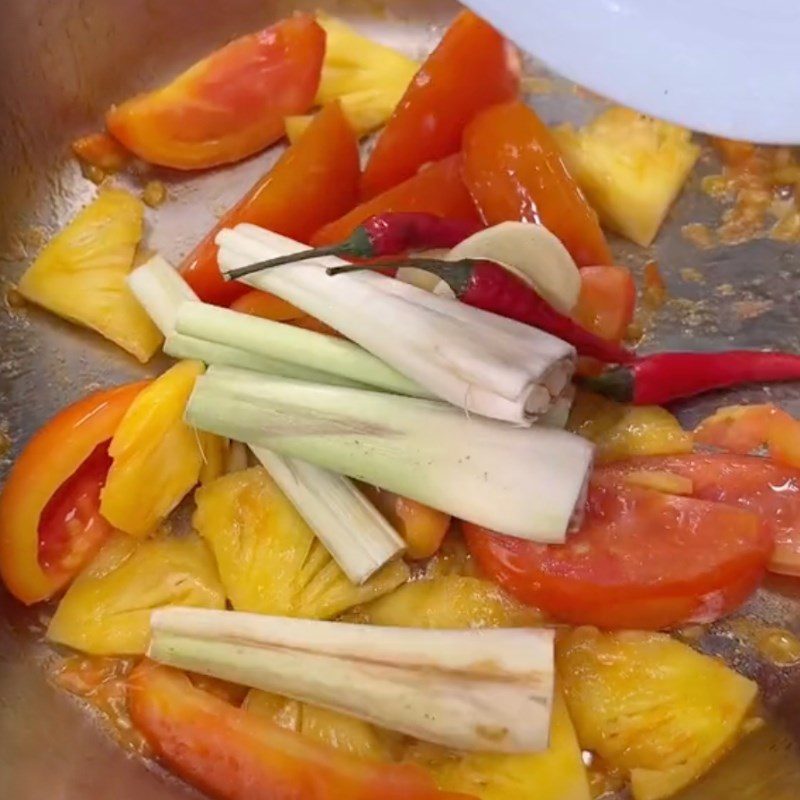 Step 3 Stir-fry the ingredients for vegetarian bánh canh (Recipe shared by Tiktok Green Vegetarian Kitchen)
