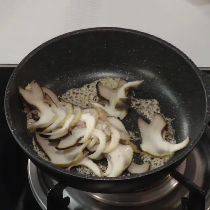 Step 4 Sauté the snails briefly Guava Salad with Snails