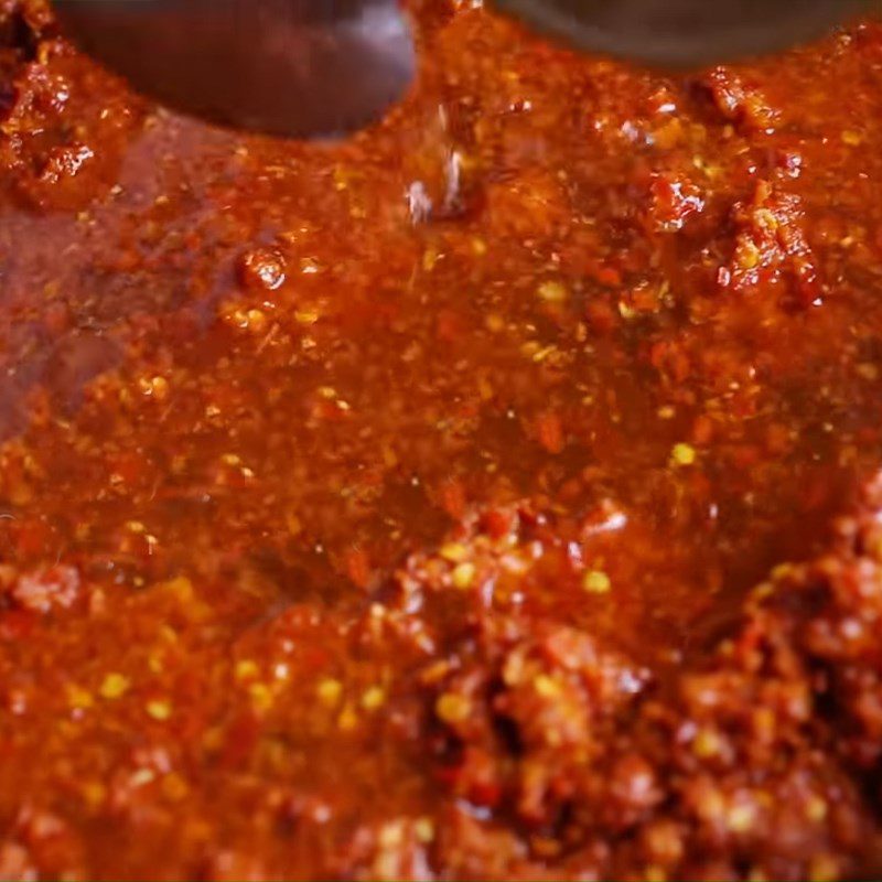 Step 4 Stir-frying the chili sauce for sweet and sour pickled vegetable salad