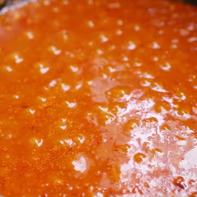 Step 4 Stir-frying the chili sauce for sweet and sour pickled vegetable salad