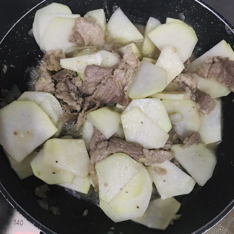 Step 3 Stir-fry kohlrabi with pork Stir-fried kohlrabi with pork