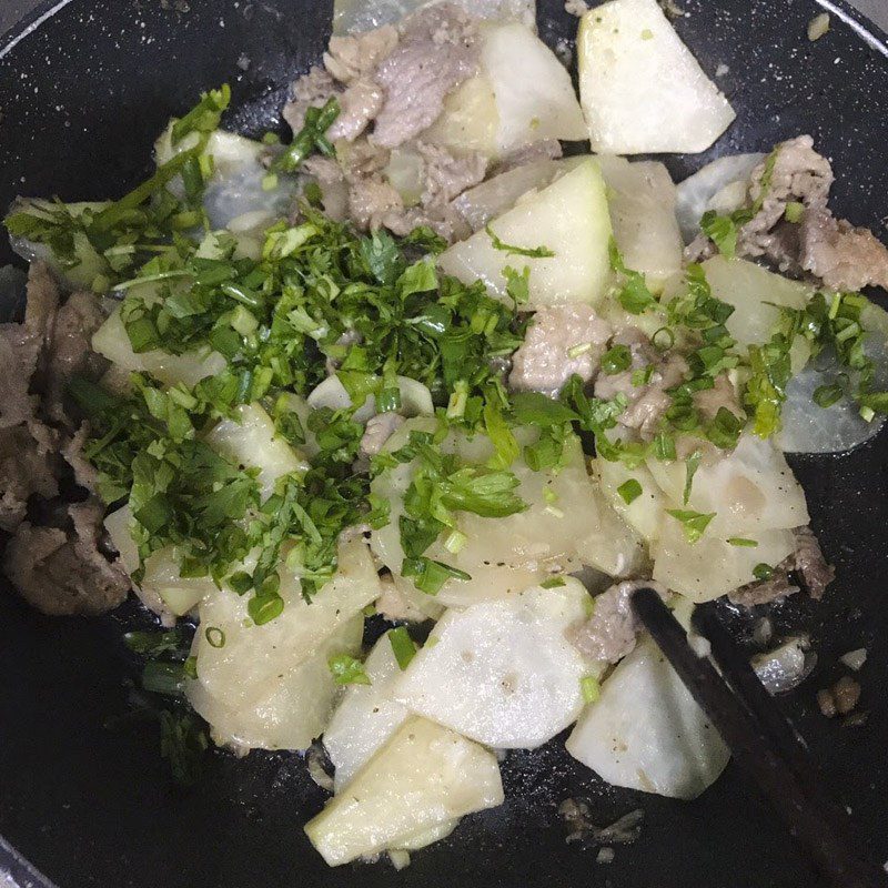 Step 3 Stir-fry kohlrabi with pork Stir-fried kohlrabi with pork