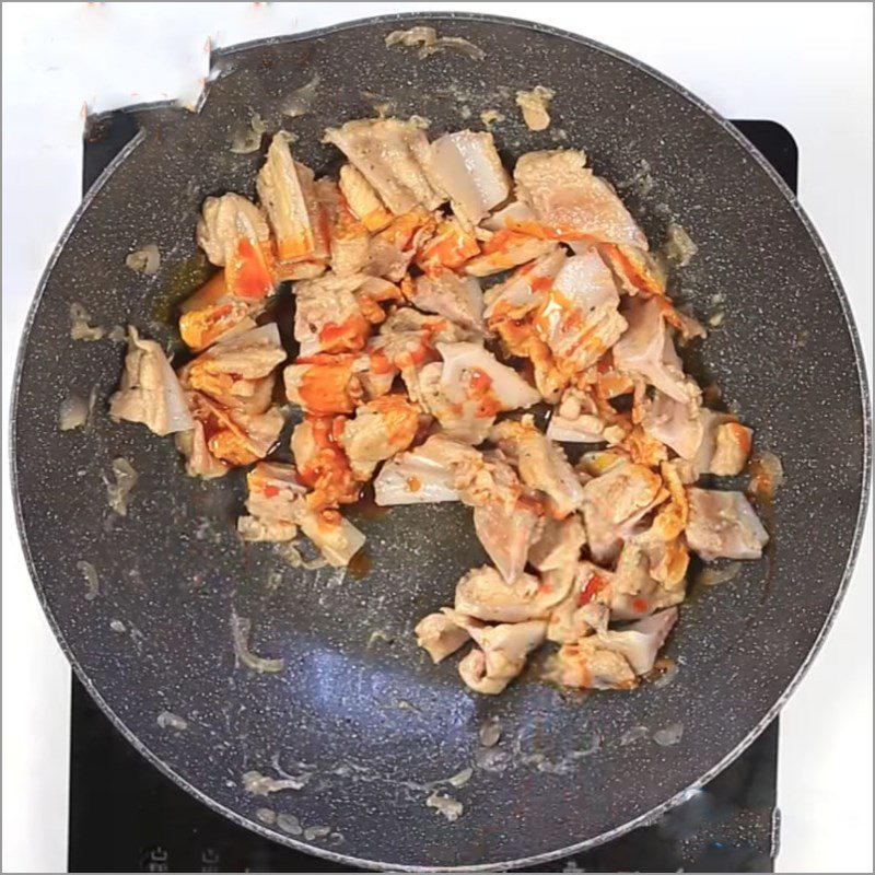 Step 2 Stir-frying chicken cartilage Cucumber salad with chicken cartilage