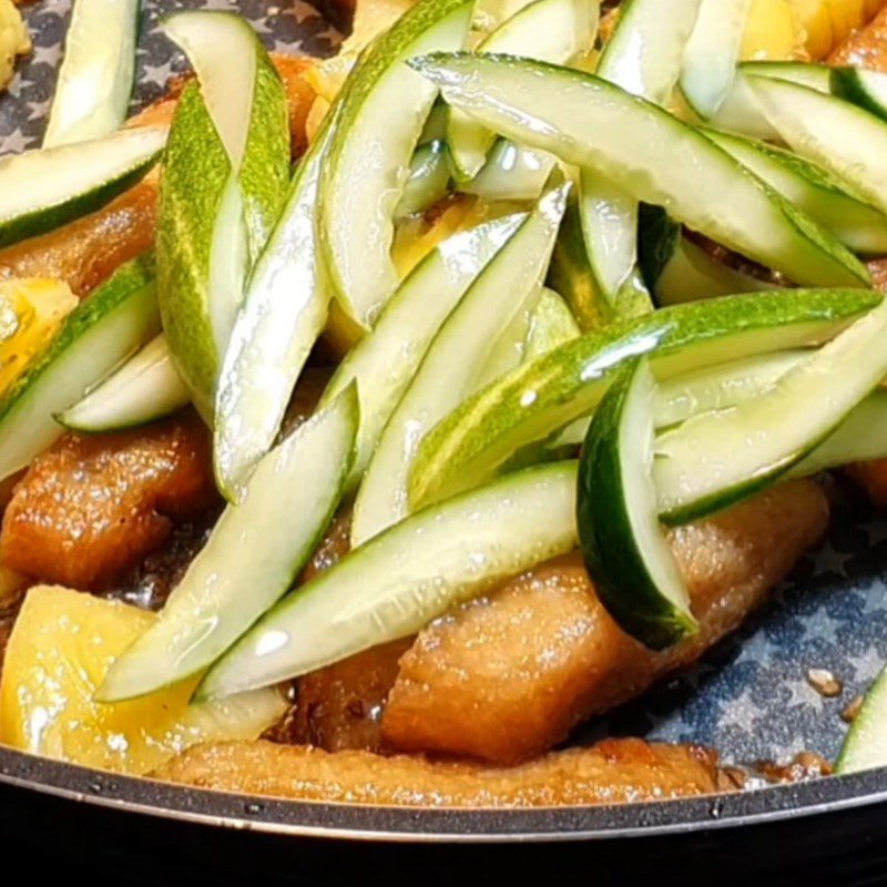 Step 3 Stir-fried ribs Sweet and sour vegetarian ribs from tender ribs