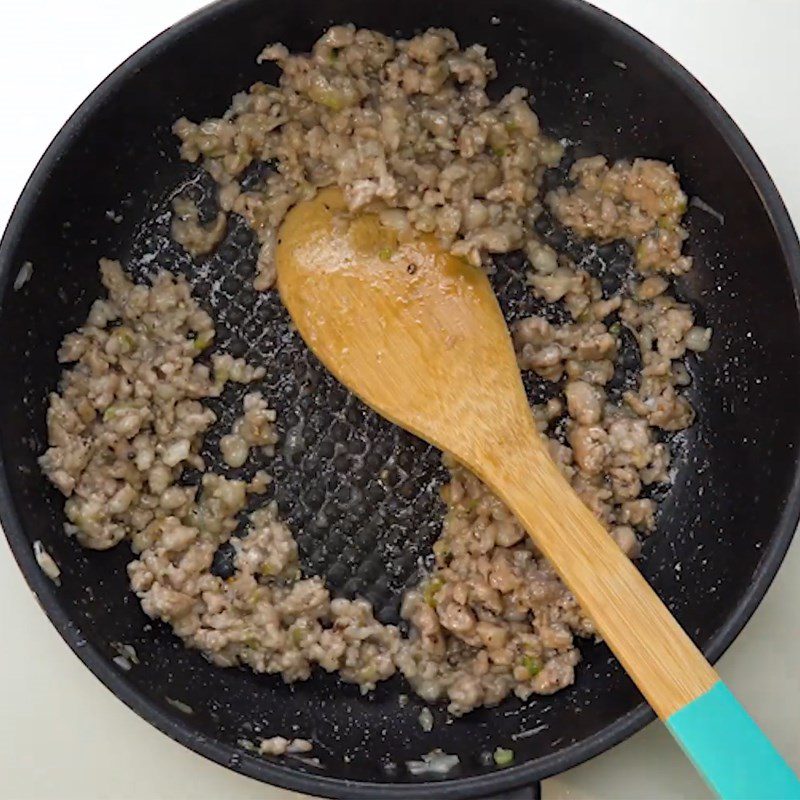 Step 2 Stir-fry the meat for grilled rice paper with a pan
