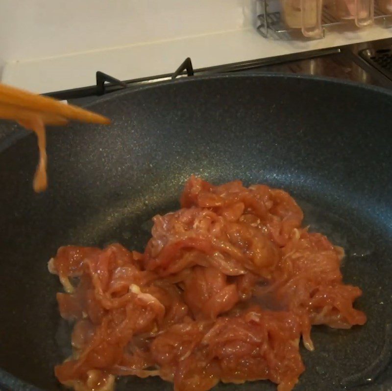 Step 3 Stir-fry the meat Stir-fried pork with ginger