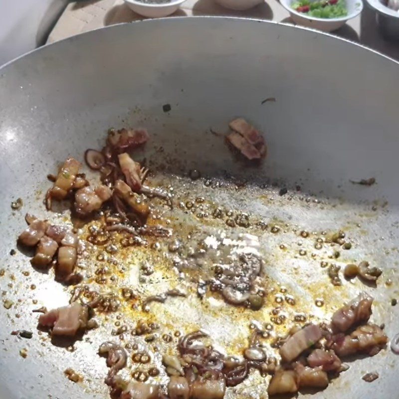 Step 3 Stir-fry the meat for braised fish