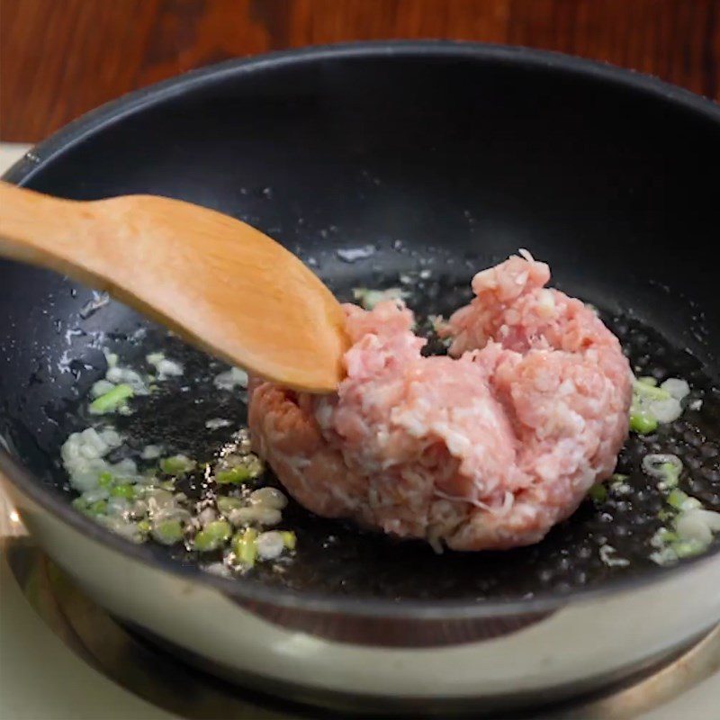 Step 2 Stir-fry the meat for grilled rice paper with a pan