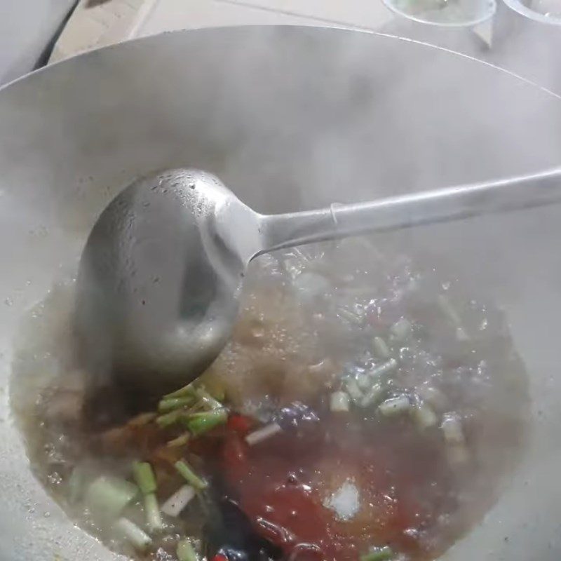 Step 3 Stir-fry the meat for braised fish