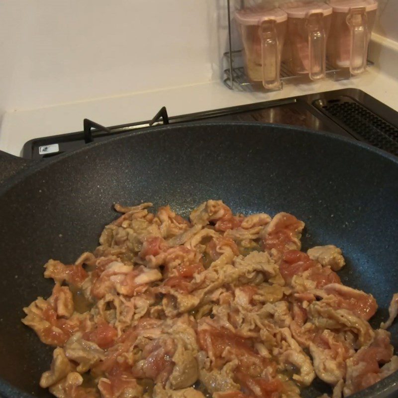 Step 3 Stir-fry the meat Stir-fried pork with ginger