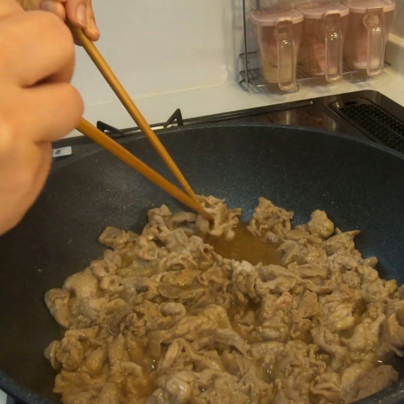 Step 3 Stir-fry the meat Stir-fried pork with ginger