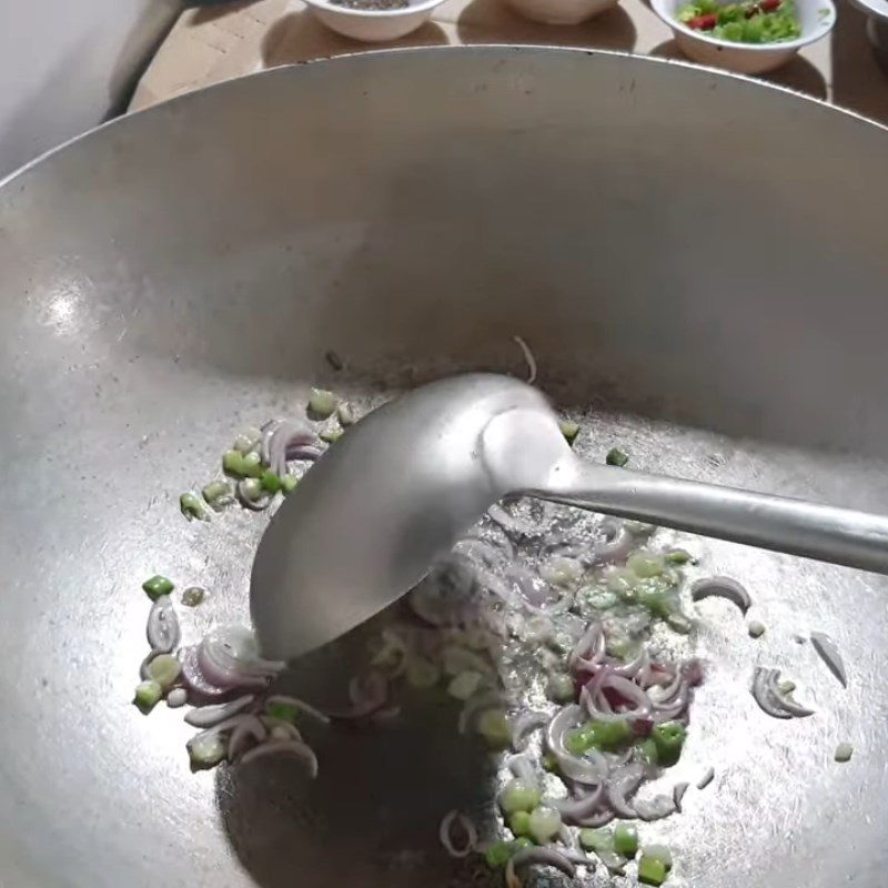 Step 3 Stir-fry the meat for braised fish