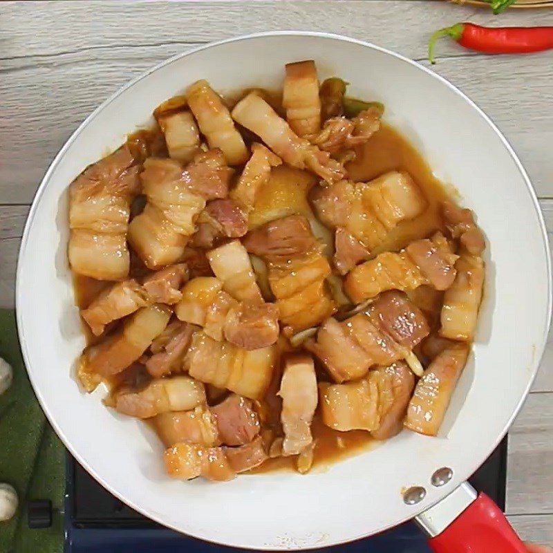Step 4 Sauté the meat Braised lotus root meat