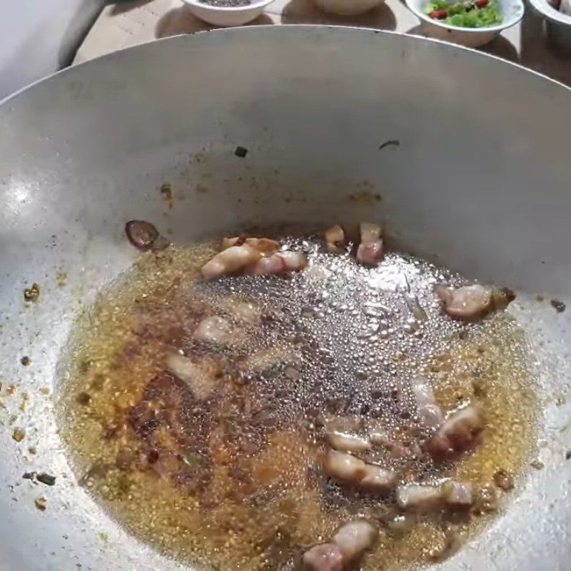 Step 3 Stir-fry the meat for braised fish