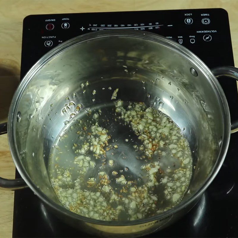 Step 4 Stir-frying pork belly for fish hot pot