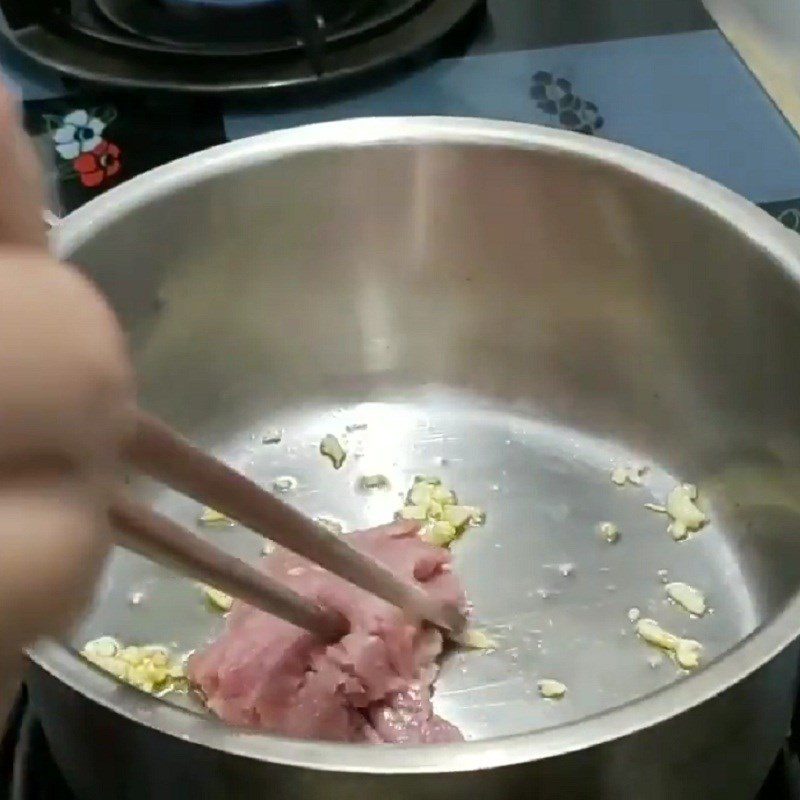 Step 2 Stir-fry minced meat for Bird's Nest Porridge with minced meat