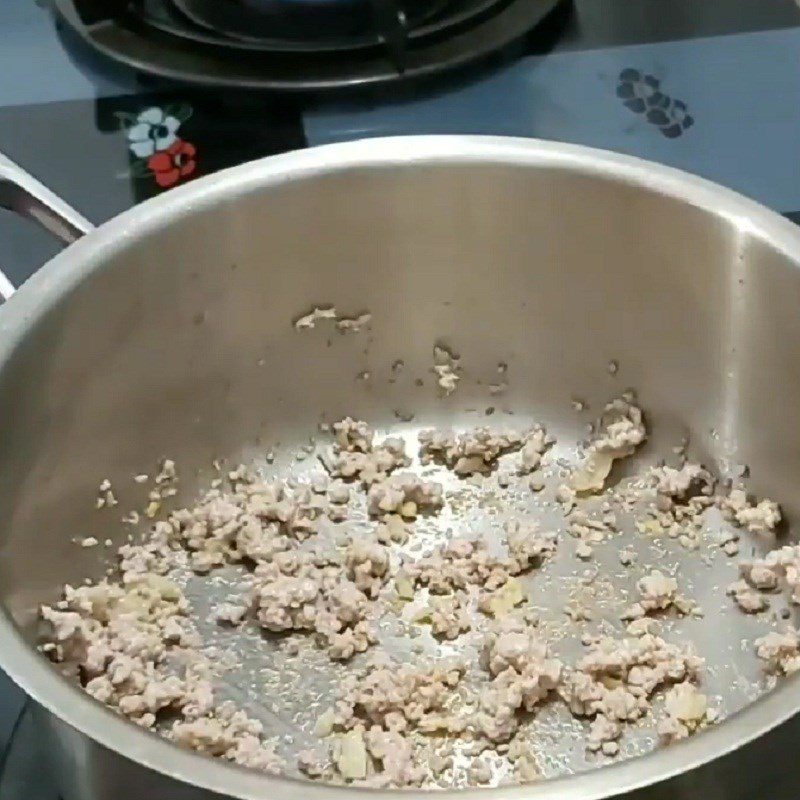 Step 2 Stir-fry minced meat for Bird's Nest Porridge with minced meat