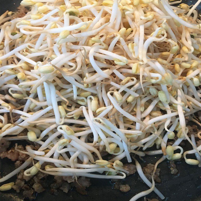 Step 2 Stir-fry minced meat with bean sprouts Stir-fried bean sprouts with minced meat