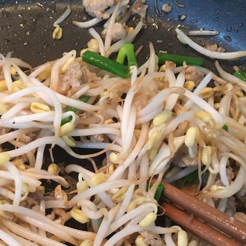 Step 2 Stir-fry minced meat with bean sprouts Stir-fried bean sprouts with minced meat