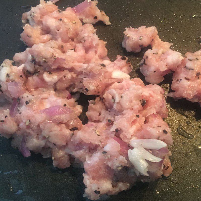 Step 2 Stir-fry minced meat with bean sprouts Stir-fried bean sprouts with minced meat