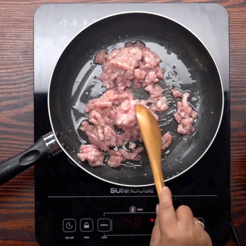 Step 2 Stir-fry minced meat with scallions for minced meat and scallion rice paper