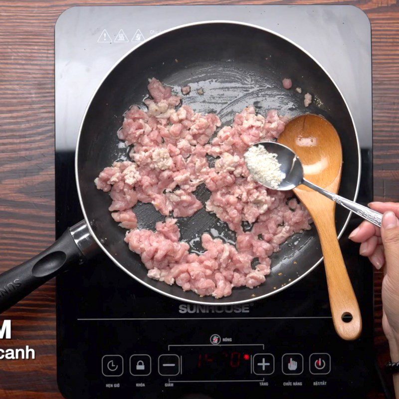 Step 2 Stir-fry minced meat with scallions for minced meat and scallion rice paper