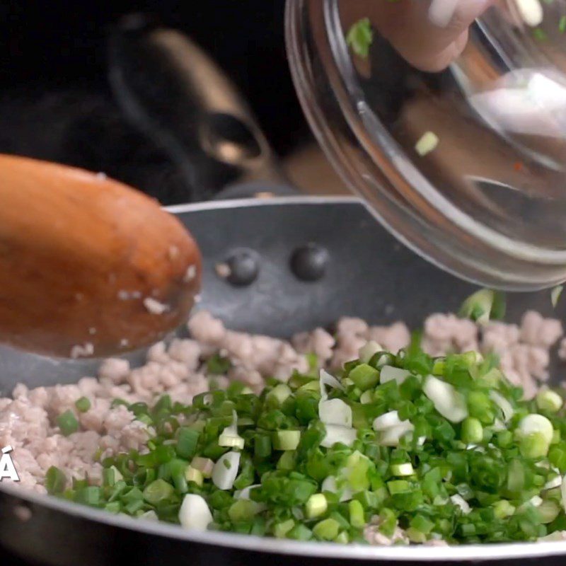 Step 2 Stir-fry minced meat with scallions for minced meat and scallion rice paper