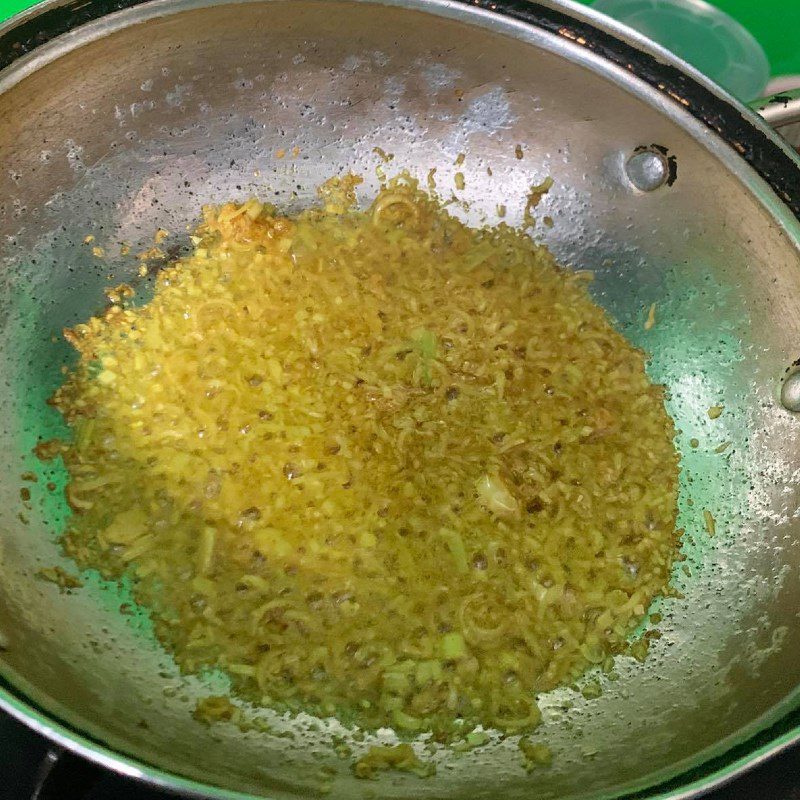 Step 2 Stir-fry the beef with lemongrass and turmeric