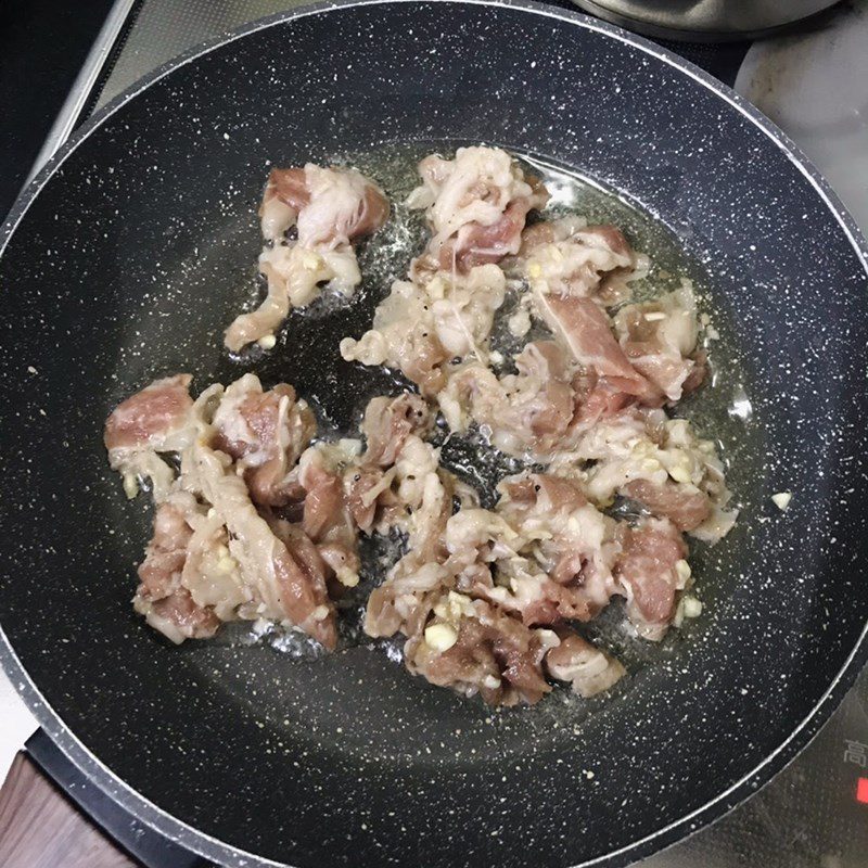 Step 3 Stir-fry the beef Beef stir-fried with morning glory