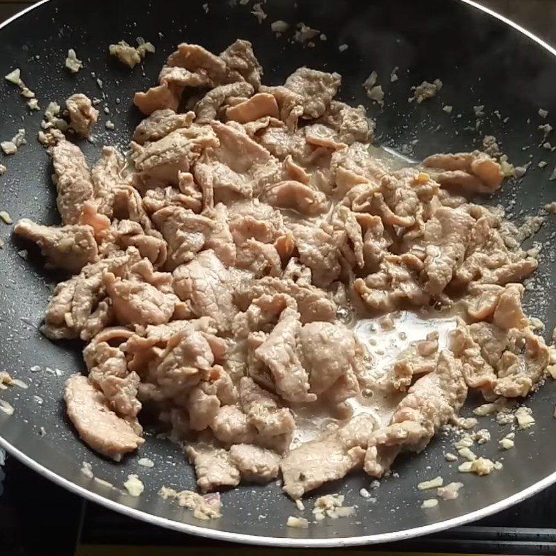 Step 3 Stir-fried beef Beef stir-fried with rice paddy herb