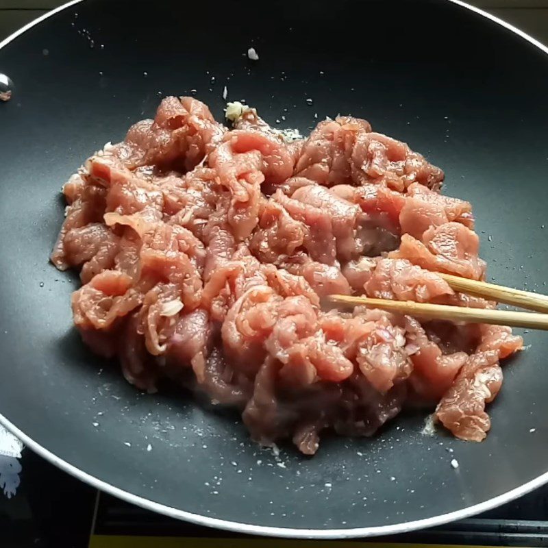 Step 3 Stir-fried beef Beef stir-fried with rice paddy herb