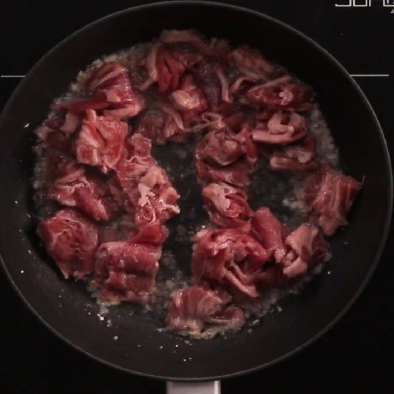 Step 4 Stir-fry the beef Stir-fried noodles with beef sauce