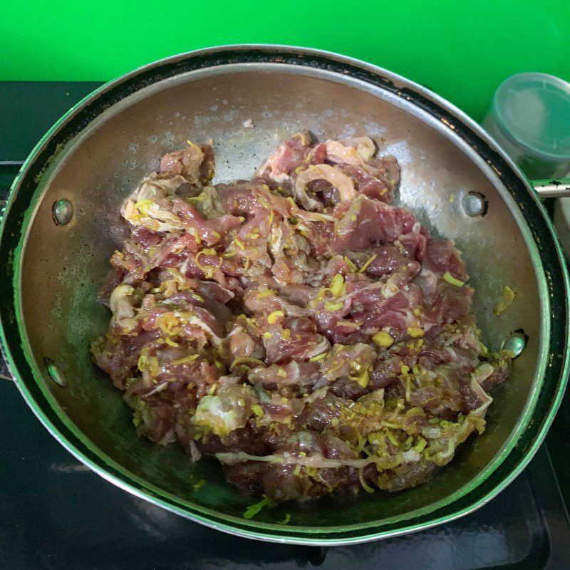 Step 2 Stir-fry the beef with lemongrass and turmeric