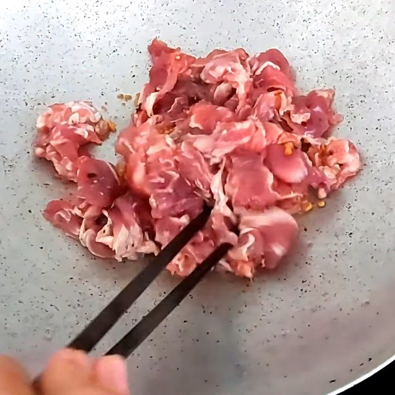 Step 4 Stir-fried beef Water lily salad with shrimp and meat