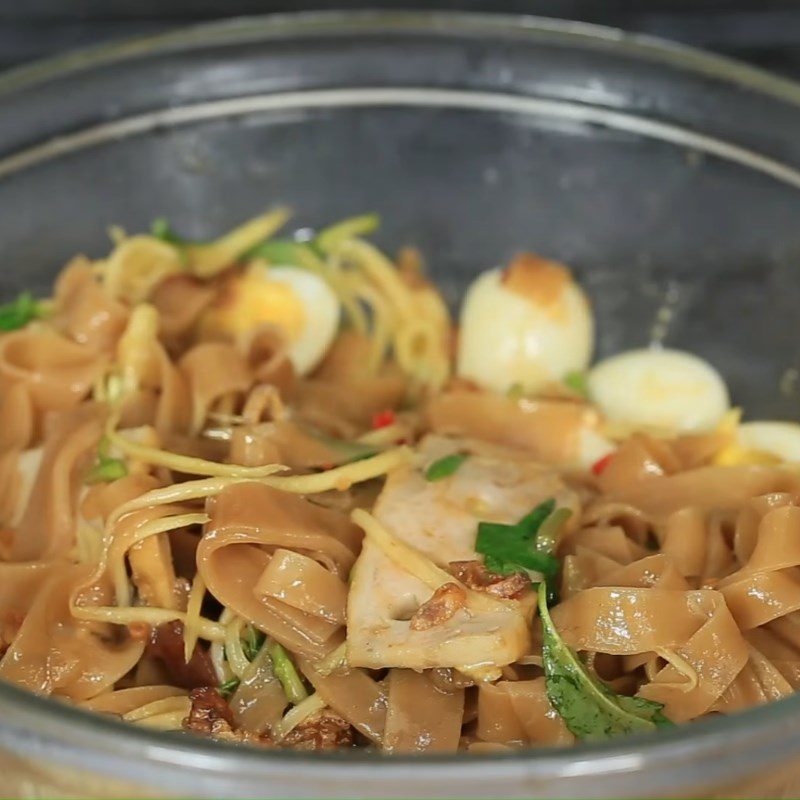 Step 4 Mixing the dish Rice noodles mixed with tamarind sauce