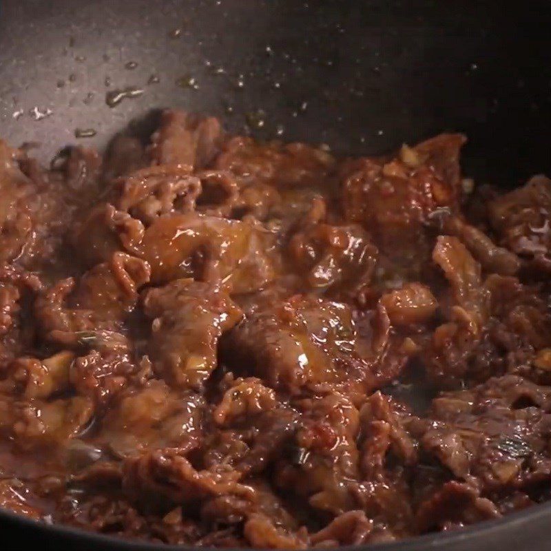 Step 4 Stir-fry the beef Stir-fried noodles with beef sauce