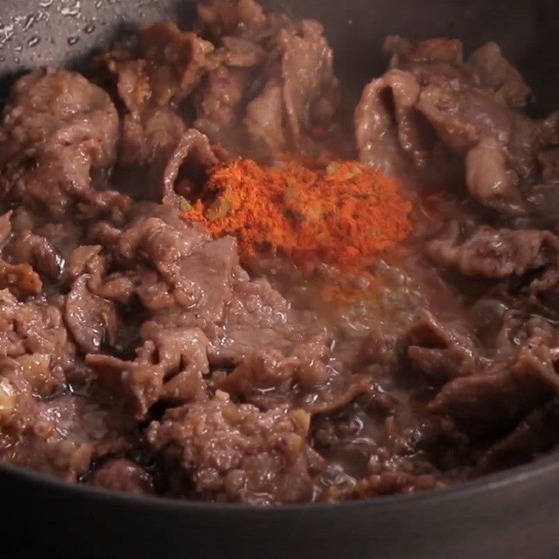 Step 4 Stir-fry the beef Stir-fried noodles with beef sauce