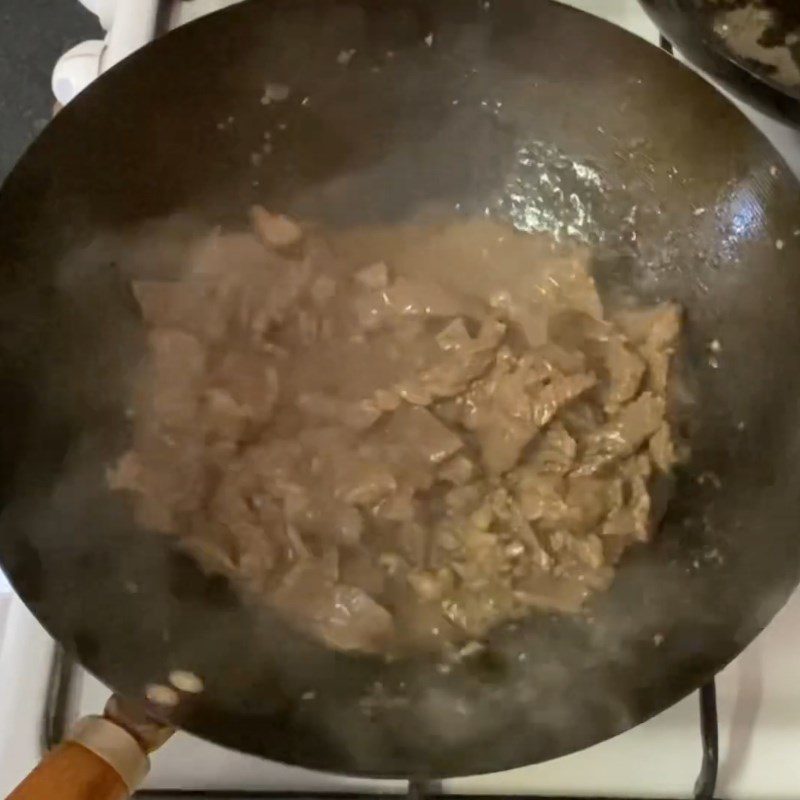 Step 4 Stir-fried beef with fish mint