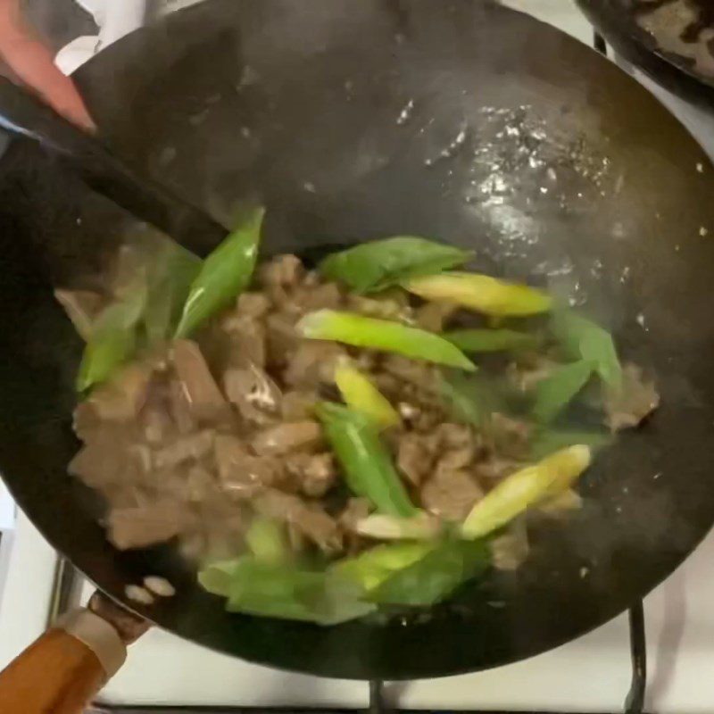 Step 4 Stir-fried beef with fish mint