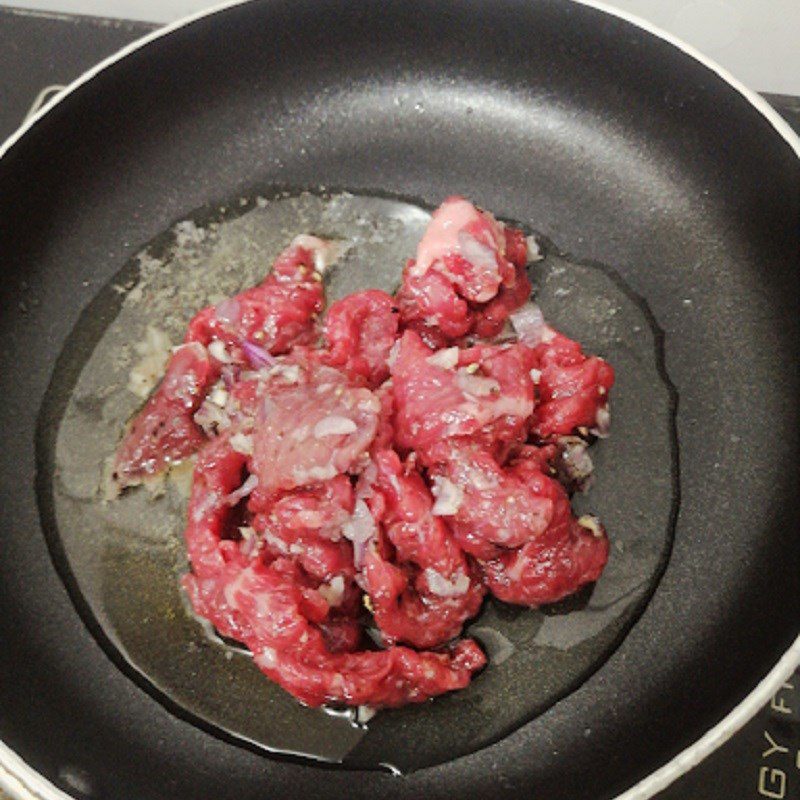 Step 3 Stir-fry the beef Seaweed salad with beef