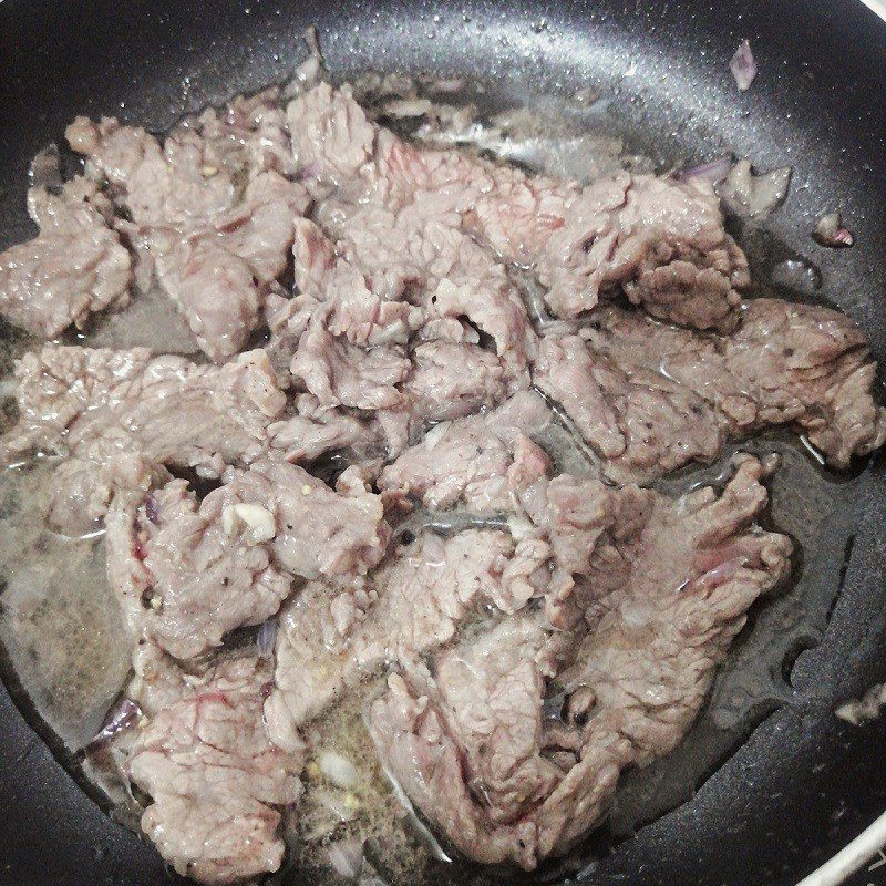 Step 3 Stir-fry the beef Seaweed salad with beef