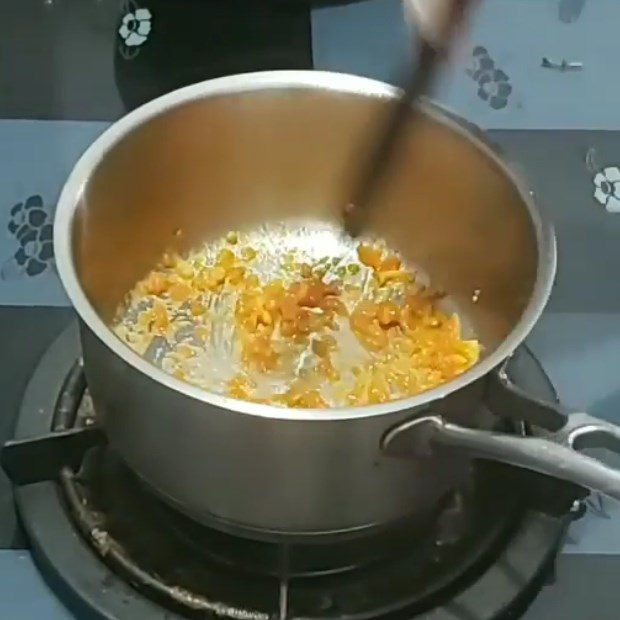 Step 2 Stir-fry beef with tomatoes for beef tomato porridge for babies