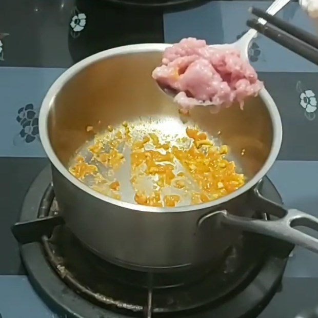 Step 2 Stir-fry beef with tomatoes for beef tomato porridge for babies