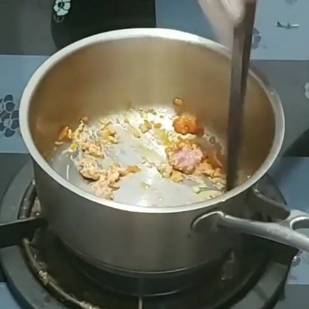 Step 2 Stir-fry beef with tomatoes for beef tomato porridge for babies
