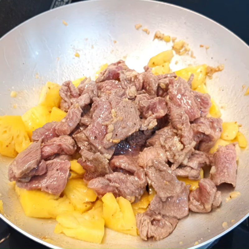 Step 3 Stir-fry beef and pineapple Pineapple beef stir-fry