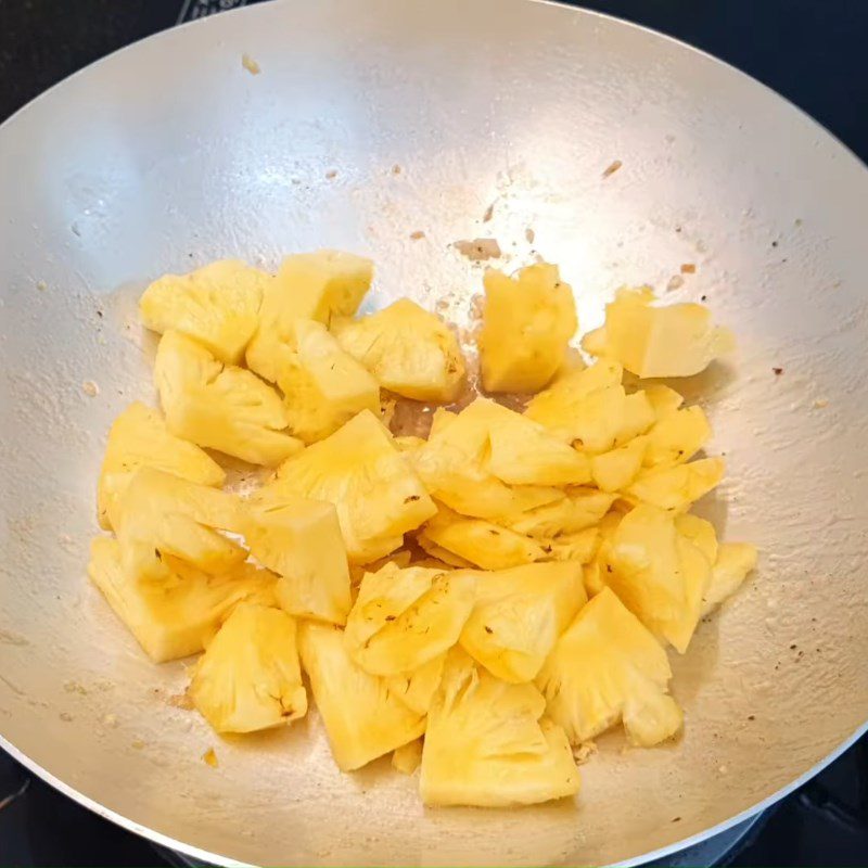 Step 3 Stir-fry beef and pineapple Pineapple beef stir-fry