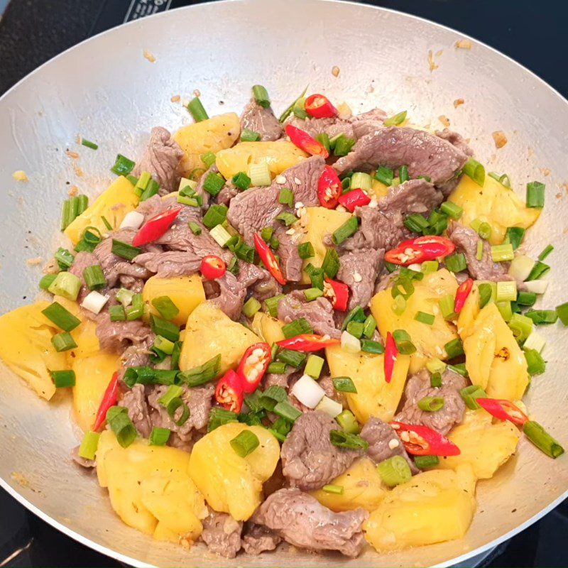 Step 3 Stir-fried beef and pineapple Beef stir-fried with pineapple